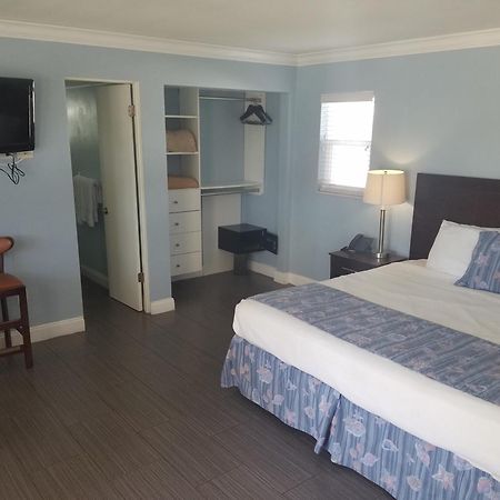 Carousel Beach Inn フォートマイヤーズビーチ エクステリア 写真