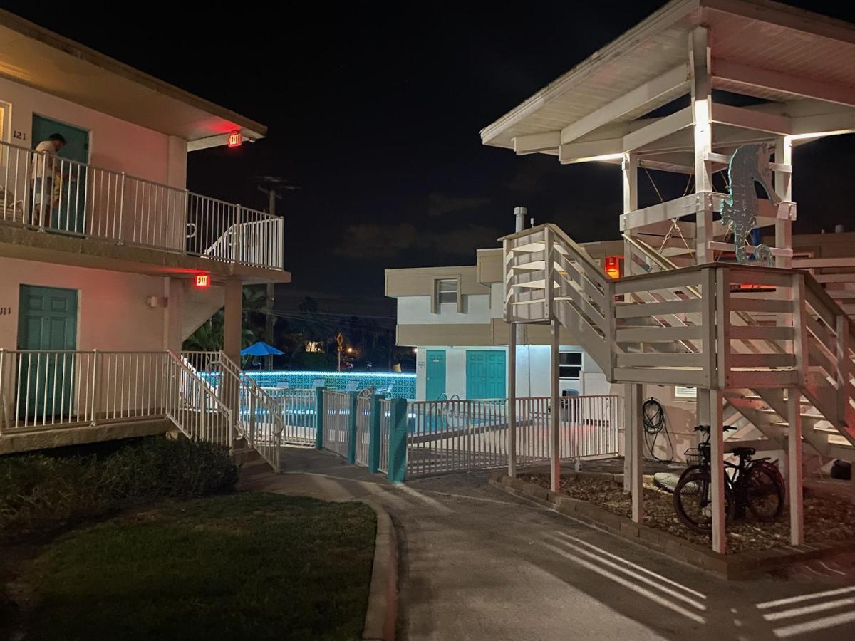 Carousel Beach Inn フォートマイヤーズビーチ エクステリア 写真