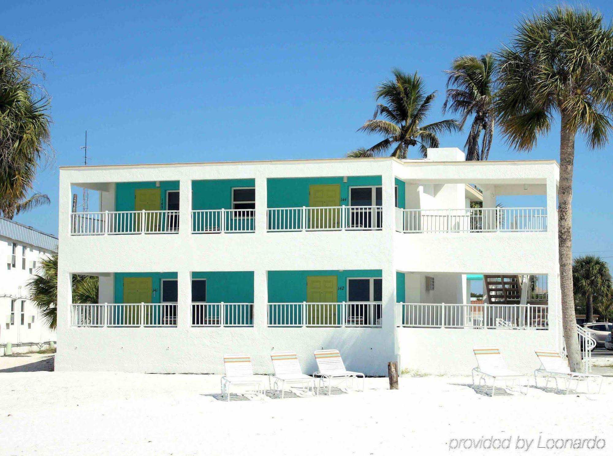 Carousel Beach Inn フォートマイヤーズビーチ エクステリア 写真