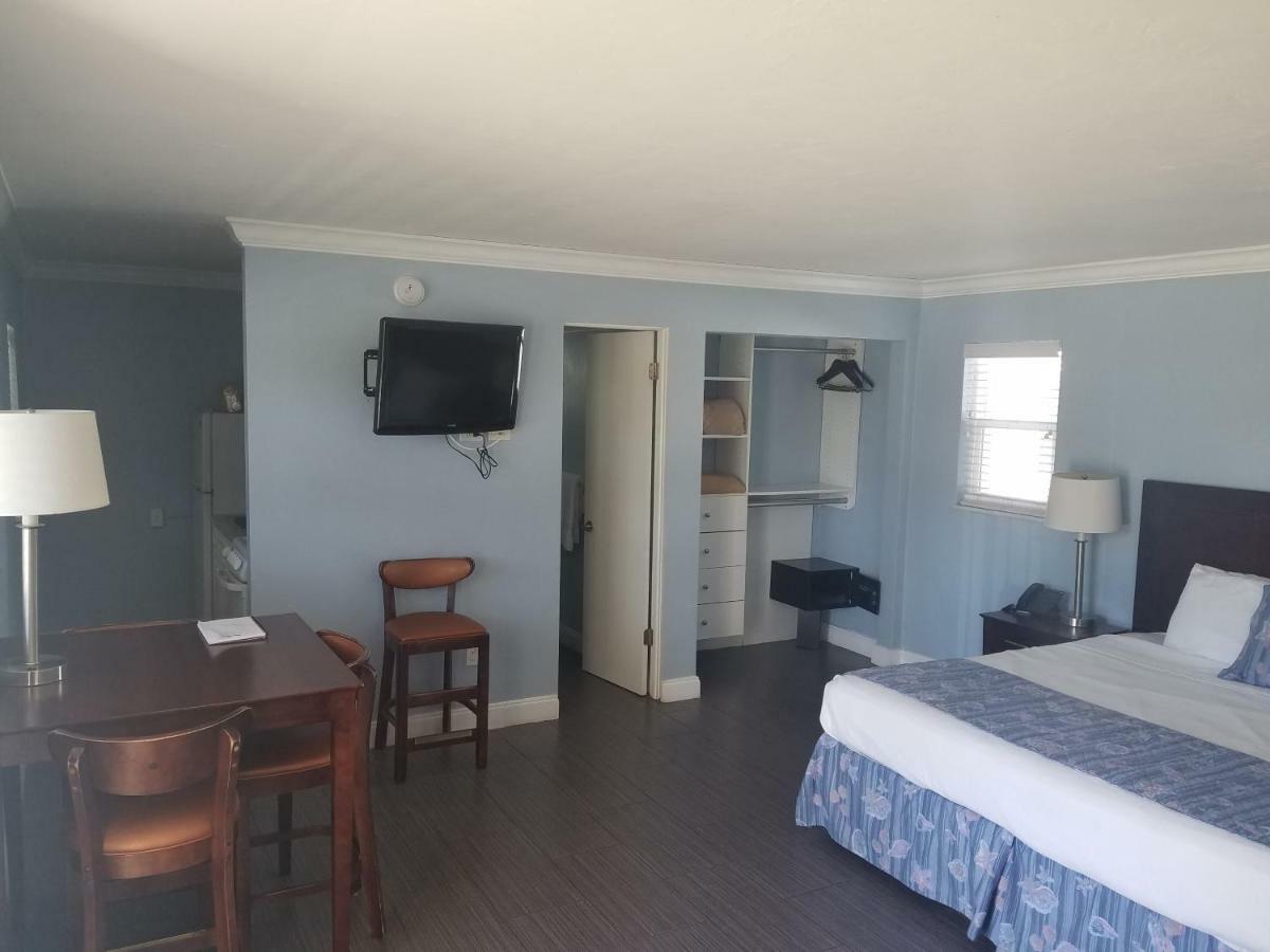 Carousel Beach Inn フォートマイヤーズビーチ エクステリア 写真