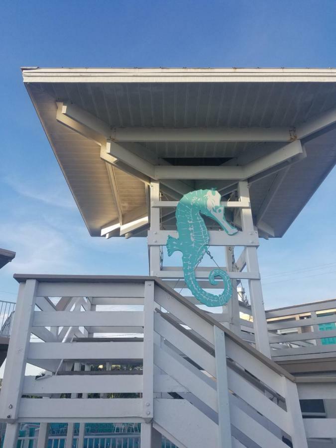 Carousel Beach Inn フォートマイヤーズビーチ エクステリア 写真