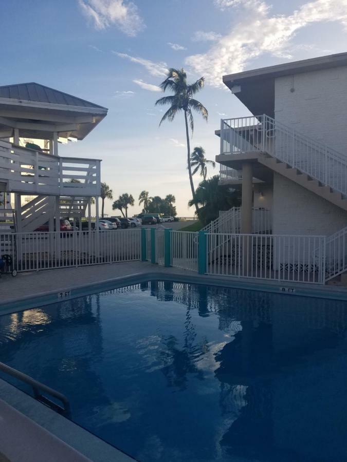 Carousel Beach Inn フォートマイヤーズビーチ エクステリア 写真