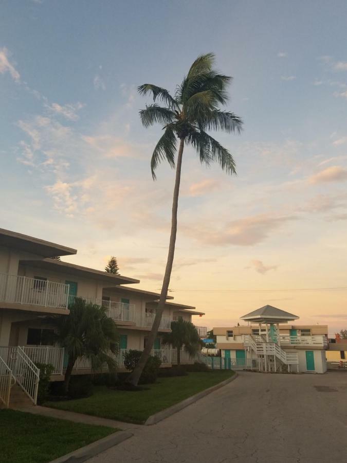 Carousel Beach Inn フォートマイヤーズビーチ エクステリア 写真