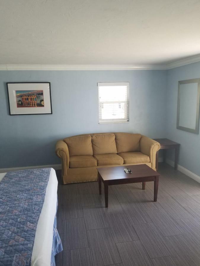 Carousel Beach Inn フォートマイヤーズビーチ エクステリア 写真