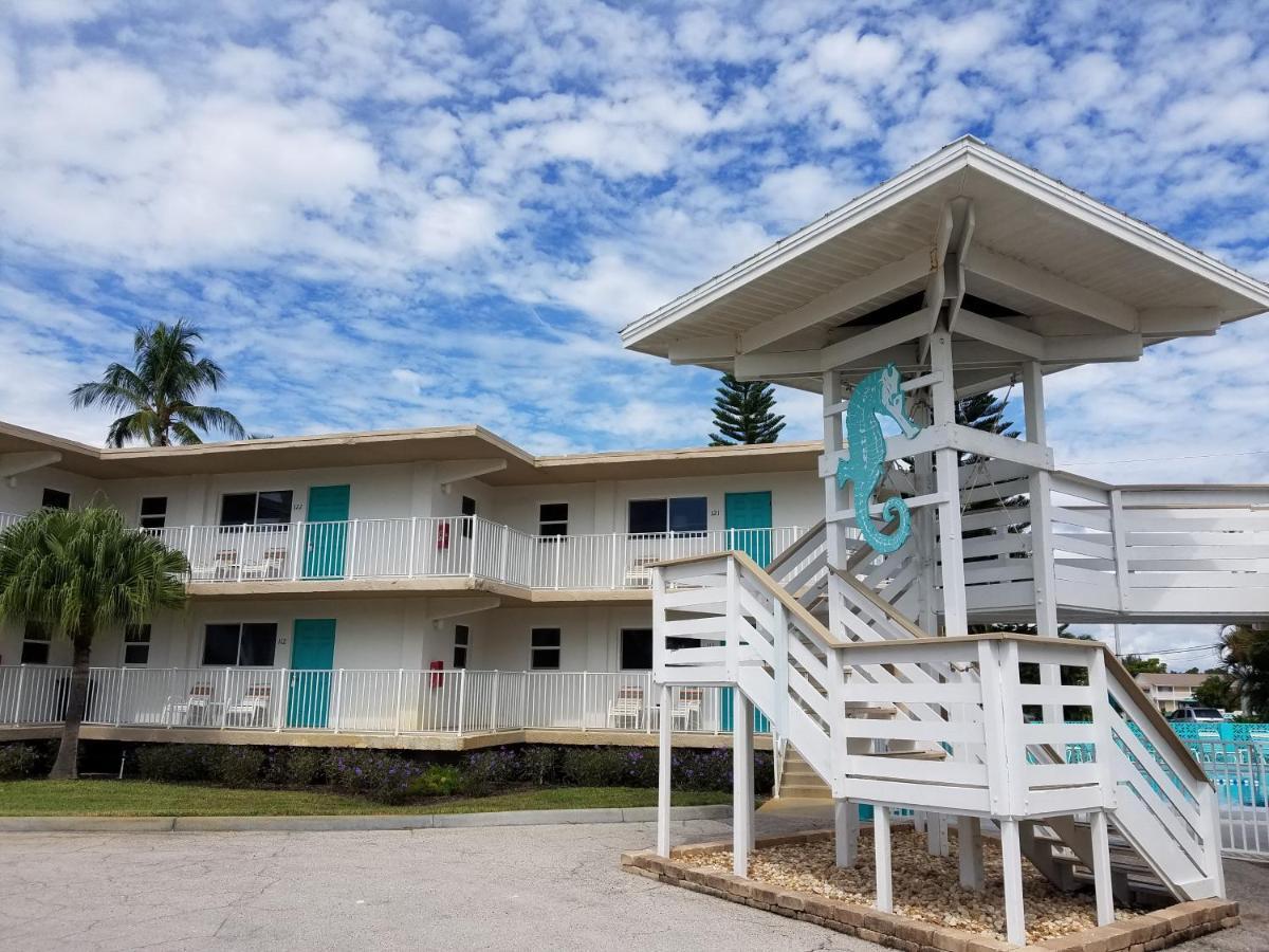 Carousel Beach Inn フォートマイヤーズビーチ エクステリア 写真