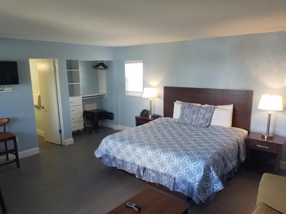 Carousel Beach Inn フォートマイヤーズビーチ エクステリア 写真